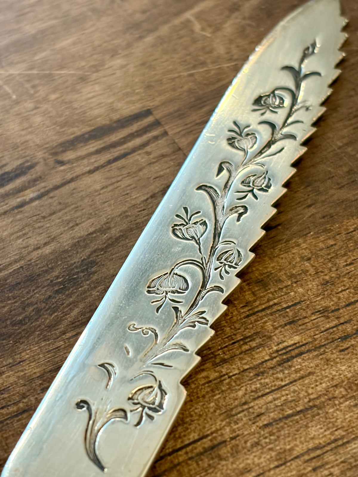 Heirloom Cake Knife - Floral Vine